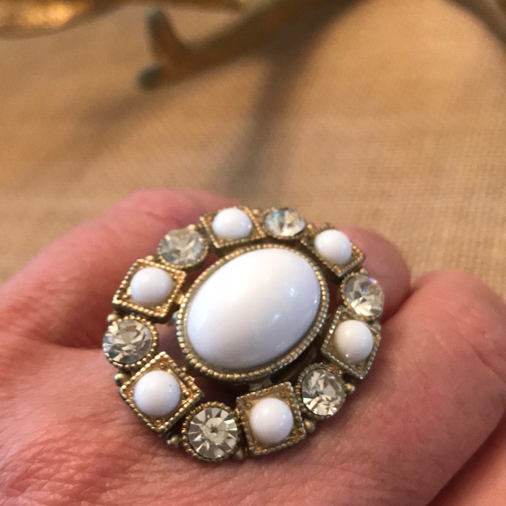 White & Crystal stretchy ring 💍